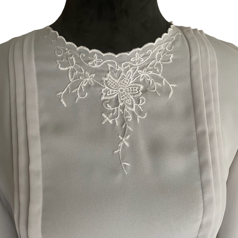 Vintage, JCPenny, Gray Blouse with White Embroidered Floral, Long Sleeve, Size 8